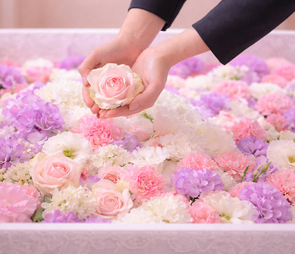 お棺へのお花入れ